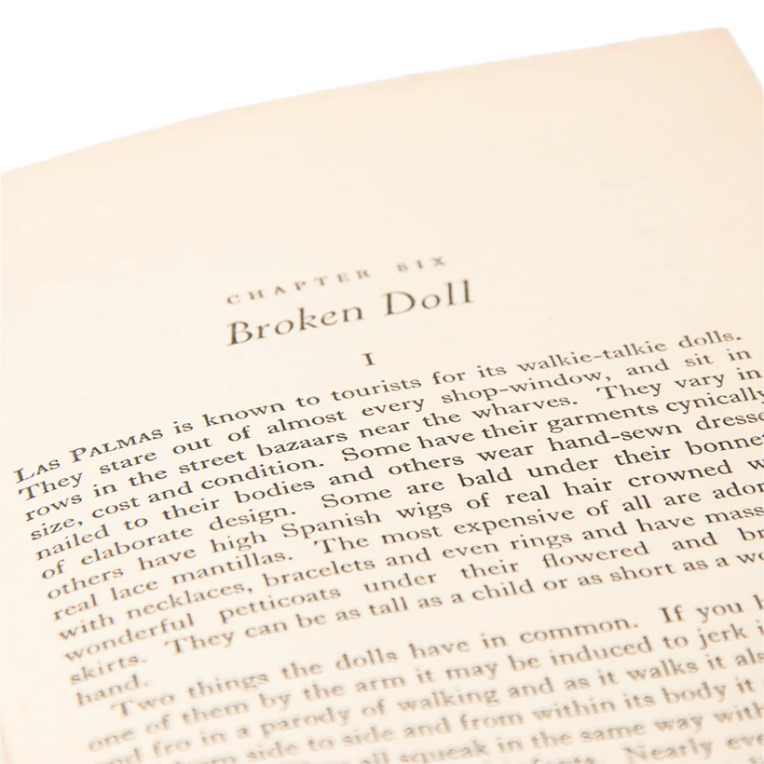 First edition of Singing in the Shrouds by Ngaio Marsh, photo of content.
